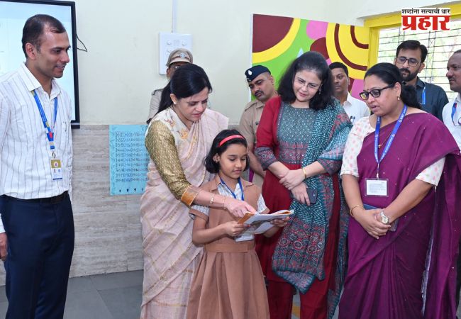 महापालिका शाळांमधील वाचन कौशल्य पाहून आयुक्तही भारावल्या, मुलांच्या पाठीवर मारली कौतुकाची थाप