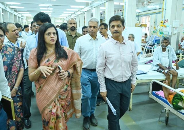 Mumbai : सरकारी योजनांचा फायदा कमी कालावधीत मिळवून द्या, आयुक्तांचे प्रशासनाला निर्देश