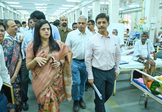Mumbai : सरकारी योजनांचा फायदा कमी कालावधीत मिळवून द्या, आयुक्तांचे प्रशासनाला निर्देश