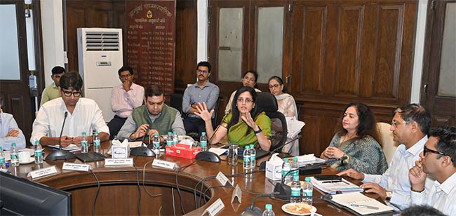 BMC-commissioner-Ashwini-Bhide-in-meeting