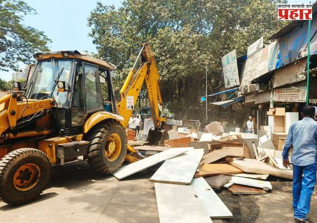 Mumbai : मौलाना शौकत अली मार्गावरील अनधिकृत फर्निचर विक्रेत्यांवर कारवाई, चालवला  बुलडोझर