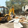 Mumbai : मौलाना शौकत अली मार्गावरील अनधिकृत फर्निचर विक्रेत्यांवर कारवाई, चालवला  बुलडोझर