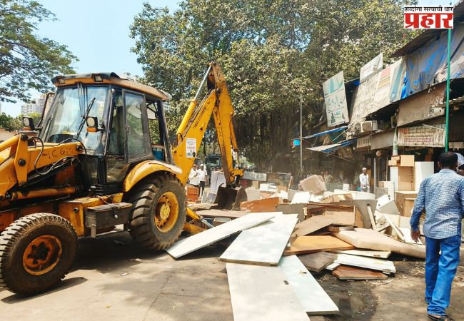 Mumbai : मौलाना शौकत अली मार्गावरील अनधिकृत फर्निचर विक्रेत्यांवर कारवाई, चालवला  बुलडोझर