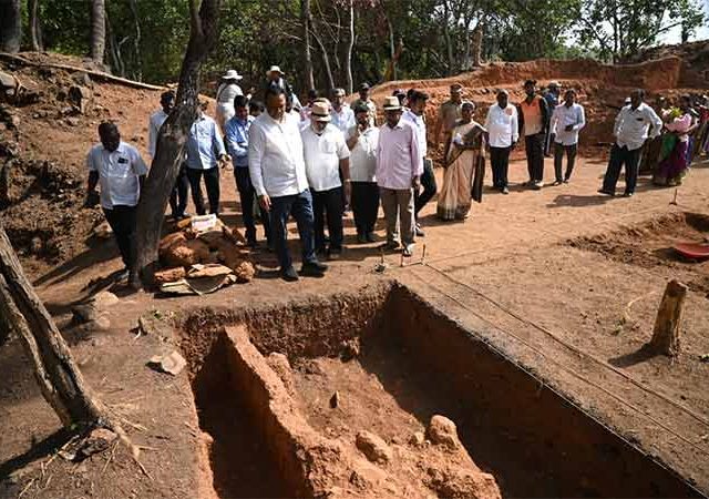 नांदोस गढी उत्खननाची मंत्री आशिष शेलार यांच्याकडून पाहणी