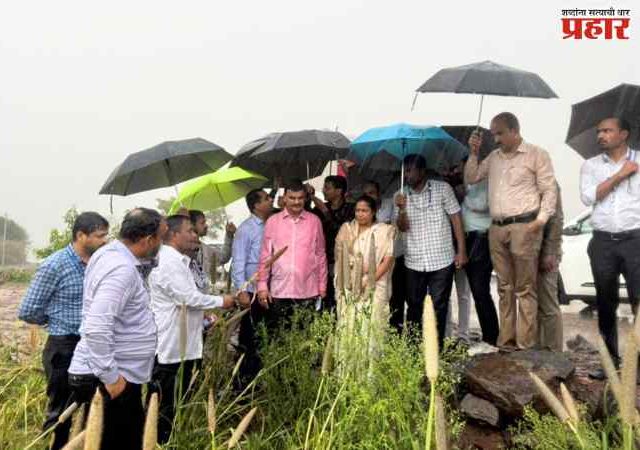 अवकाळी पावसामुळे झालेल्या नुकसानीची पाहणी करण्यासाठी कृषी मंत्री शेतक - यांच्या बांधावर