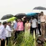 अवकाळी पावसामुळे झालेल्या नुकसानीची पाहणी करण्यासाठी कृषी मंत्री शेतक - यांच्या बांधावर