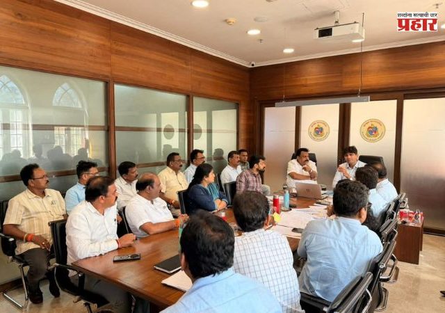 उबाठा आमदार पुत्राचे संस्कार, माजी उपमहापौरांना बसवले मागच्या रांगेत