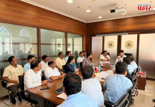 उबाठा आमदार पुत्राचे संस्कार, माजी उपमहापौरांना बसवले मागच्या रांगेत
