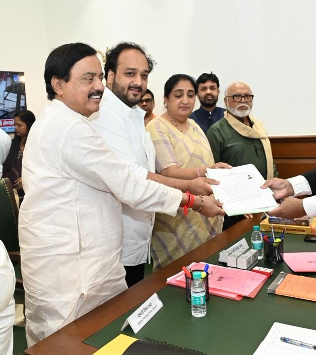 सुनेत्रा पवारांच्या उपस्थितीत राष्ट्रवादीतून झिशान सिद्धिकी यांचा विधानपरिषद सदस्य पदाचा अर्ज दाखल