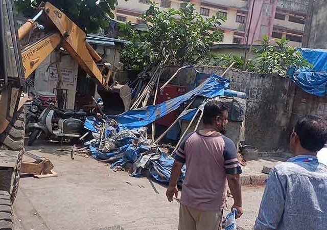 Mumbai News : कामाठीपुरातील ७० अनधिकृत फेरीवाले व जुने भंगार विक्रेत्यांवर कारवाई