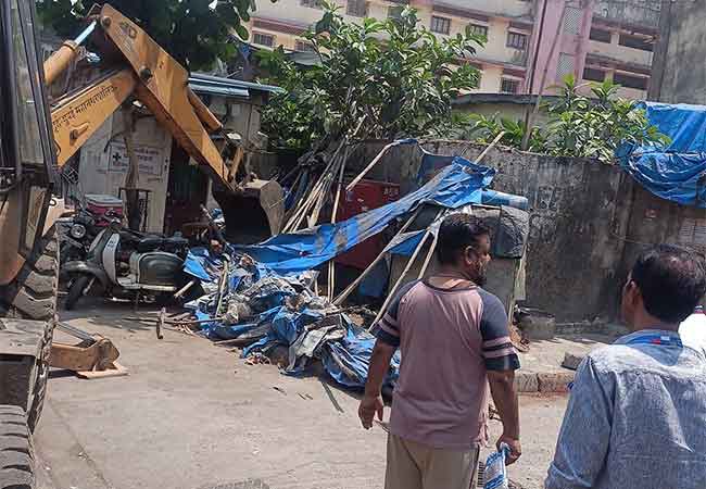 Mumbai News : कामाठीपुरातील ७० अनधिकृत फेरीवाले व जुने भंगार विक्रेत्यांवर कारवाई
