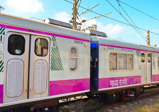 मध्य रेल्वेची १२ डब्यांची स्वयंचलित उघड - बंद होणाऱ्या दरवाजांची नॉन एसी लोकल तयार
