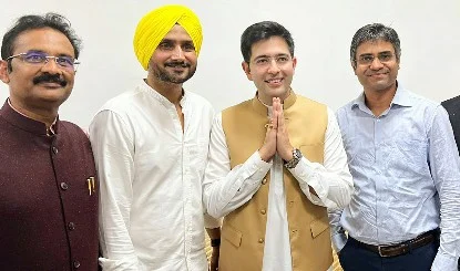 मोठी बातमी ! आम आदमी पक्ष फुटला, राघव चढ्ढा यांच्यासह ‘या’ सात खासदारांनी केजरीवालांची साथ सोडली