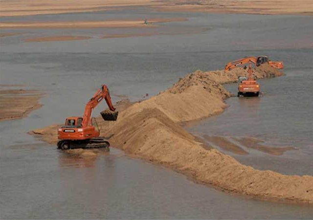 sand mining : अवैध वाळू उत्खनन रोखण्यासाठी सागरी मंडळाचे अधिकार वाढवले