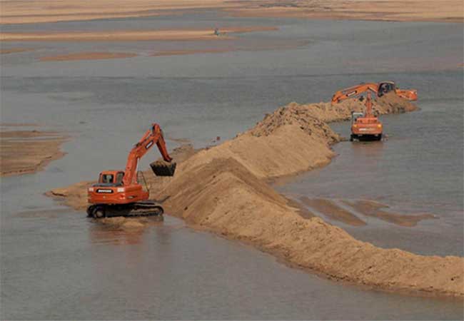 Sand Mining : अवैध वाळू उत्खनन रोखण्यासाठी सागरी मंडळाचे अधिकार वाढवले