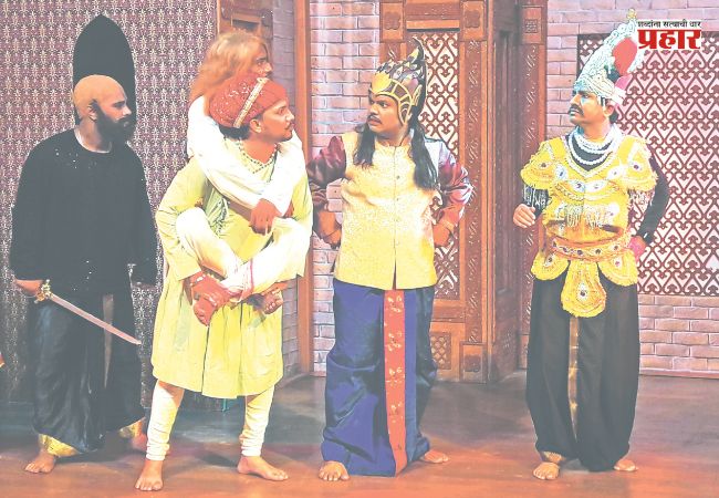 कलाकृती एक, कलाकार अनेक…