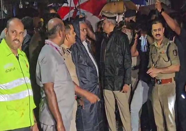 Wall collapse near Hospital : रुग्णालयाजवळची संरक्षक भिंत कोसळून सात जणांचा मृत्यू, मृतांमध्ये ३ मुलांचा समावेश