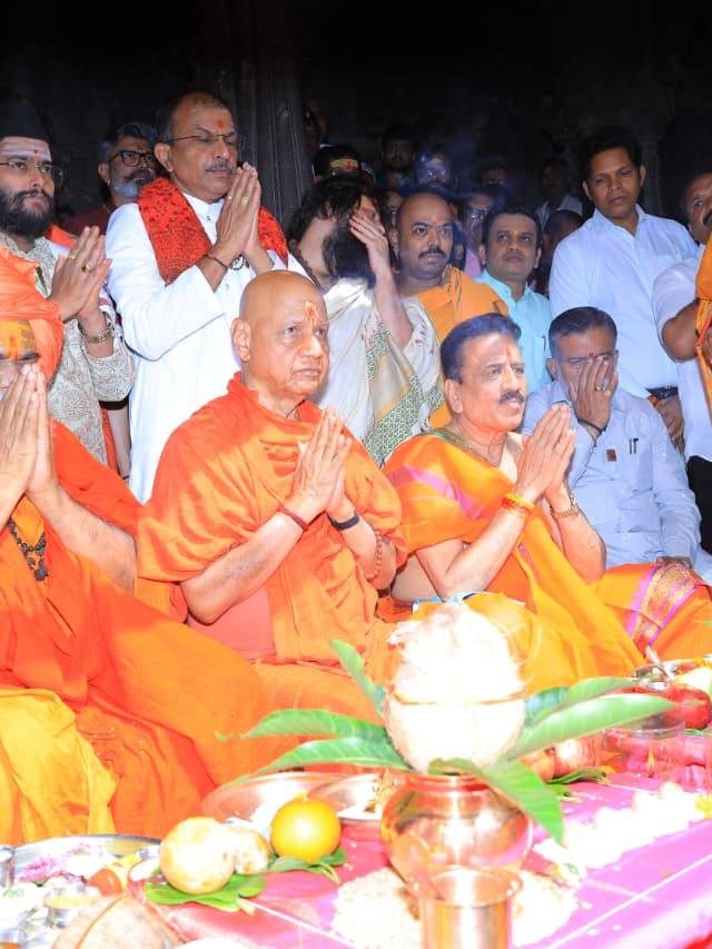 कुंभमेळ्यात भाविकांना अधिकाधिक सुविधा उपलब्ध करून देण्यास शासन कटिबद्ध : मंत्री गिरीश महाजन ; त्र्यंबकेश्वर येथे ध्वजस्तंभाचा शिलान्यास सोहळा संपन्न