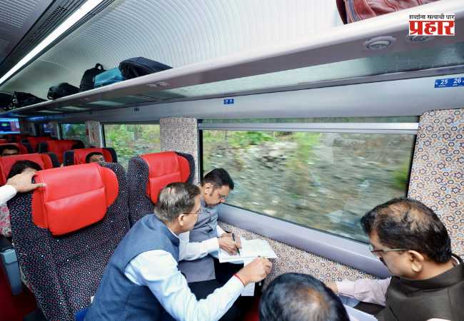 CM Fadnavis’s Journey by Vande Bharat Train : मुख्यमंत्री देवेंद्र फडणवीस यांनी केला वन्दे भारतने प्रवास, प्रवासादरम्यान केले फाईल्सचे कामही पूर्ण