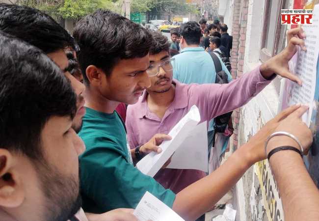 CUET-UG 2026 : NEET पेपरफुटीचा वाद सुरू असतानाच CUET परीक्षेत मोठा गोंधळ! तांत्रिक बिघाडामुळे विद्यार्थ्यांना २ तास प्रतीक्षा; पालक-विद्यार्थ्यांचा संताप