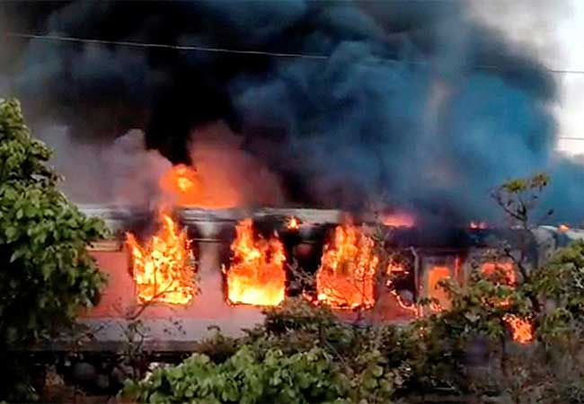 Fire : रतलामजवळ राजधानी एक्सप्रेसला आग