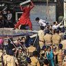 Bandra : वांद्रे पूर्वेतील गरीब नगरमध्ये तोडक कारवाईदरम्यान राडा; पोलिसांवर पेव्हर ब्लॉक भिरकावणारा गजाआड