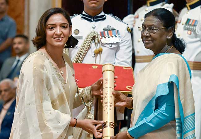 Padma Award : राष्ट्रपतींच्या हस्ते पद्म पुरस्कार प्रदान, दिवंगत अभिनेते धर्मेंद्र, तमाशा कलावंत रघुवीर खेडकर यांचा गौरव
