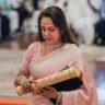 Hema Malini gets Emotional : धर्मेंद्र यांना मरणोत्तर पद्मविभूषण; पुरस्कार स्वीकारताना हेमा मालिनी आणि अहाना देओल भावूक