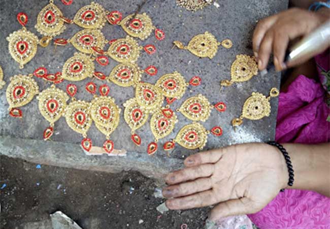 Imitation-jewelry-making-in-slum