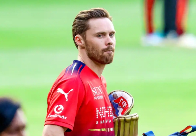 IPL 2026 : प्लेऑफआधीच आरसीबीला मोठा धक्का, दिग्गज खेळाडू संघातून बाहेर…