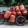 LPG Gas Price Hike : महागाईचा भडका! तब्बल ९९३ रुपयांनी महागला गॅस सिलेंडर; जाणून घ्या एका सिलेंडरसाठी किती रुपये मोजावे लागणार?