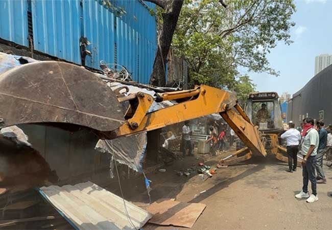 Unauthorized Hawkers : टँक पाखाडी मार्ग आणि हाफिज अली खान मार्गावरील अनधिकृत फेरीवाले, गॅरेज व भंगार विक्रेत्‍यांवर BMC ची कारवाई