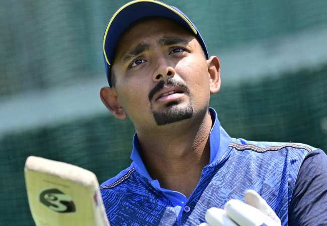 CSK UPDATE : CSK मध्ये स्फोटक फलंदाजाची एन्ट्री, पण चाहते धोनीच्या प्रतीक्षेत