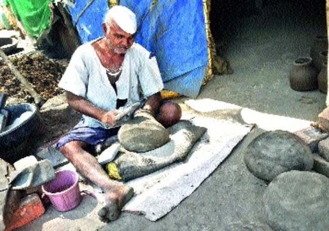 कुंभार कारागिरांना आता नऊ महिने उचलता येणार माती