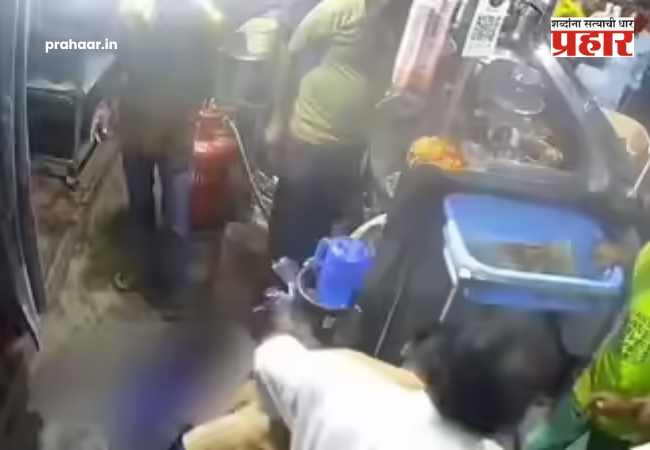 Telangana Shocking Video : भररस्त्यात थरार! चारित्र्याच्या संशयावरून पतीने केली पत्नीची चाकूने भोसकून निर्घृण हत्या; व्हिडिओ पहा