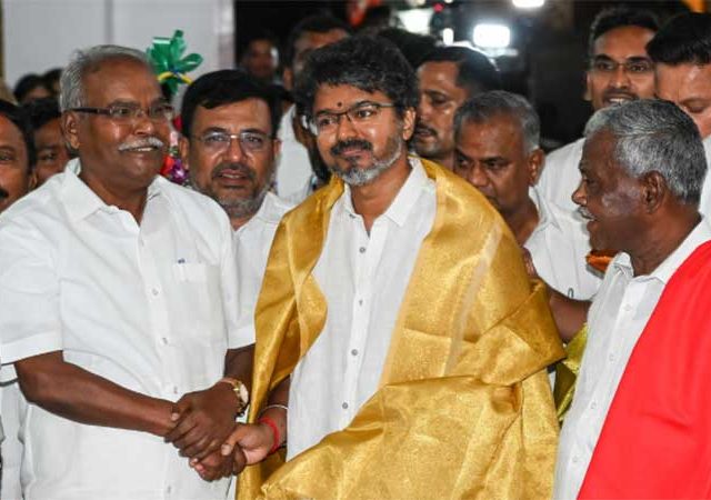 Thalapathy Vijay : थलपती विजय सोमवारी राज्यपालांना भेटणार, जुळवलेल्या सत्ता समीकरणाची माहिती देणार