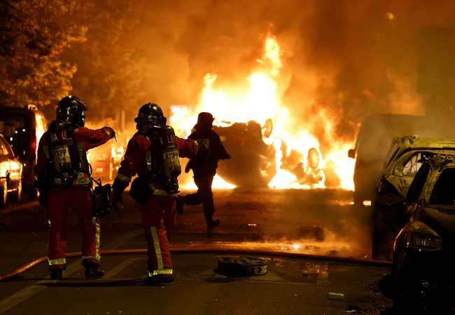 France : फुटबाँल मॅचनंतर फ्रान्स धगधगला! जल्लोषाचं रूपांतर दंगलीत; ४०० हून अधिक जण अटकेत, पोलीसही जखमी