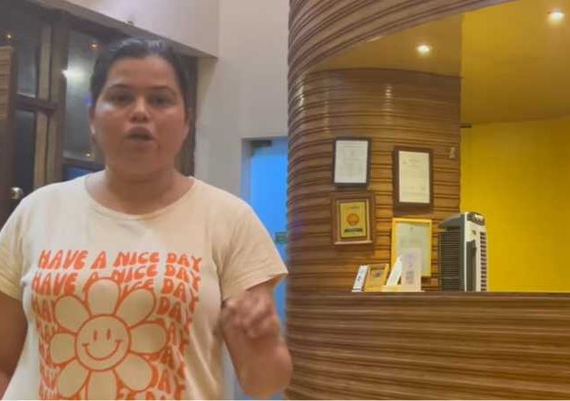 मास्टर की वापरून रात्री रूममध्ये आला कर्मचारी, दांपत्याची झोप उडाली
