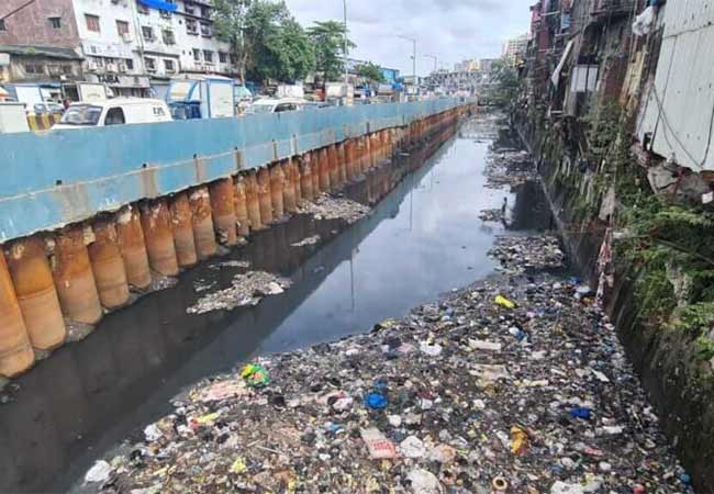 Mumbai : मुंबईत नदी आणि खाडीच्या पातमुखांना अतिक्रमणांचा विळखा, नाल्यांच्या परिसरात राडारोडा