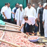 Yeola : येवला तालुक्यात सलग तिसऱ्या दिवशी वादळासह गारांचा पाऊस, कांदा बियाण्यांचे मोठे नुकसान; शेतकरी हवालदिल