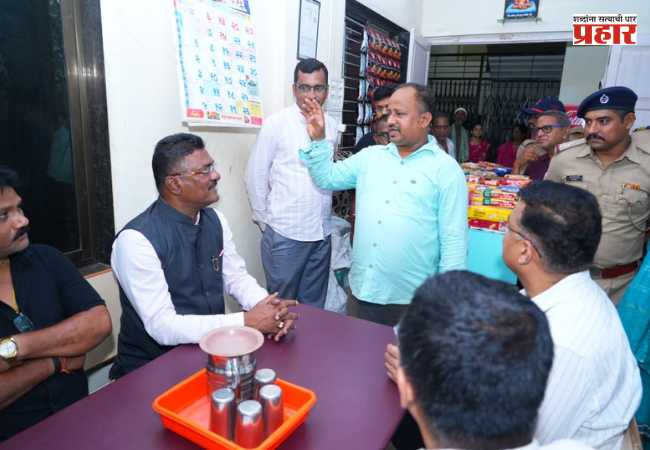 Pratap Sarnaik : ” एसटी च्या उपहारगृहात मंत्र्यांची साधी-सरळ भेट;  … प्रवाशांसोबत गरमागरम वडापावचा आस्वाद!”