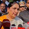 Sunetra Pawar : बीडमध्ये ध्वजारोहण करताना सुनेत्रा पवार भावूक, अजितदादांच्या आठवणीने पाणावले डोळे!