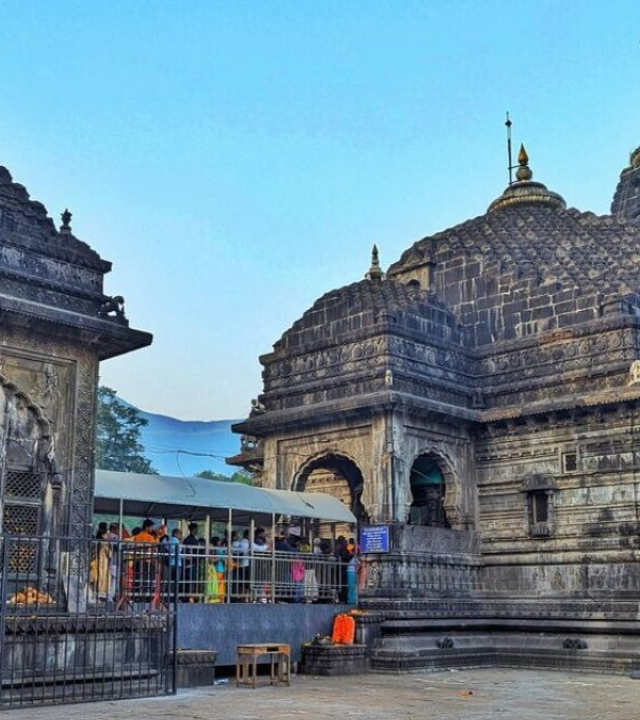 Nashik : त्र्यंबकेश्वर मंदिरात बेकायदेशीर व्हीआयपी दर्शनाचा बाजार, नोकरी नाही व्यवसाय नाही तरी 'त्याच्या' बँक खात्यात लाखों रुपये