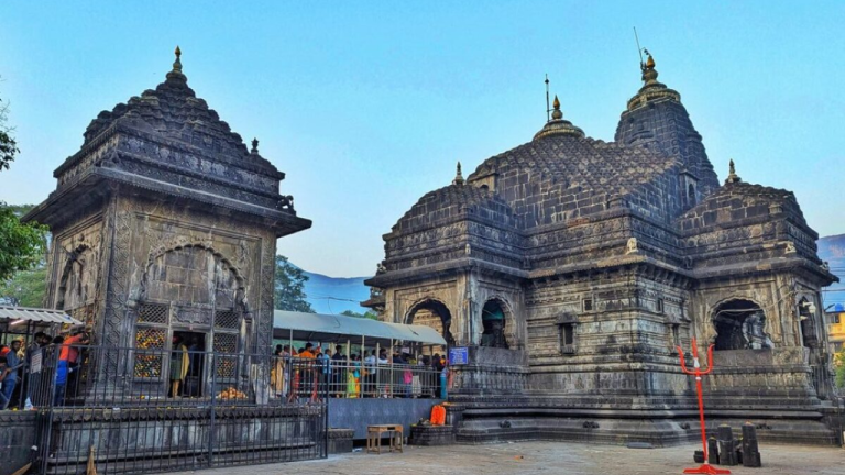 Nashik : त्र्यंबकेश्वर मंदिरात बेकायदेशीर व्हीआयपी दर्शनाचा बाजार, नोकरी नाही व्यवसाय नाही तरी 'त्याच्या' बँक खात्यात लाखों रुपये