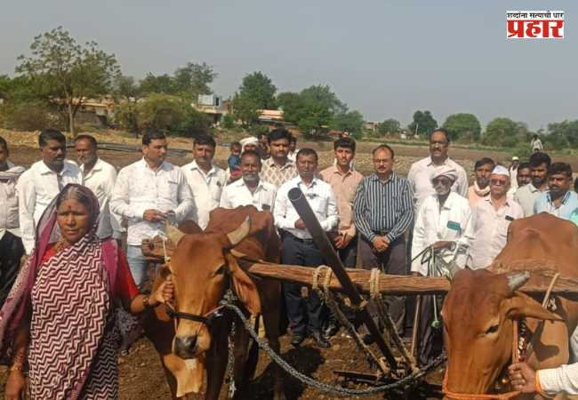 CM Devendra Fadnavis : भूमिहीन शेतकऱ्याच्या पत्नीच्या खांद्यावरून उतरले जोखड