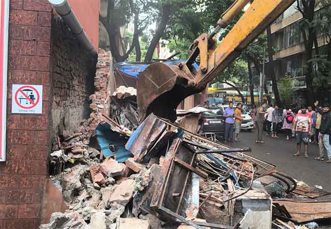 Ghatkopar : घाटकोपर परिसरातील पदपथांवरील ४ अनधिकृत दुकाने आणि ३ वाचनालयांवर कारवाई