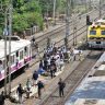 Harbour Railway Delay : हार्बर मार्गावरील लोकल सेवा विस्कळीत; प्रवाशांना रुळांवरून चालत स्टेशन गाठावे लागले