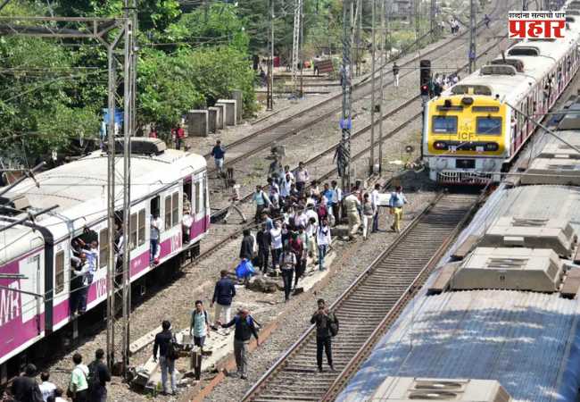 Harbour Railway Delay : हार्बर मार्गावरील लोकल सेवा विस्कळीत; प्रवाशांना रुळांवरून चालत स्टेशन गाठावे लागले