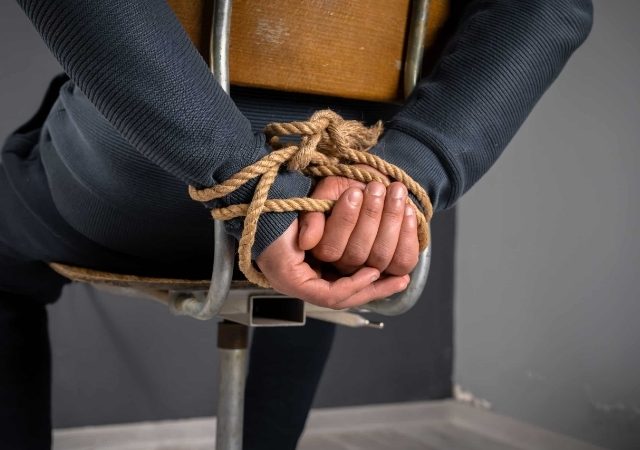 विवाहित महिलेशी संभाषणाच्या संशयातून तरुणाचे अपहरण; पोलिसांनी फिल्मी स्टाईलने केली सुटका