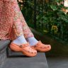 Crocs Styling Tips : Crocs ला स्टायलिश लुक देण्यासाठी फॉलो करा 'या' ७ टिप्स...